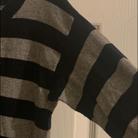 💙Hollister sweater - Picture 3 of 5